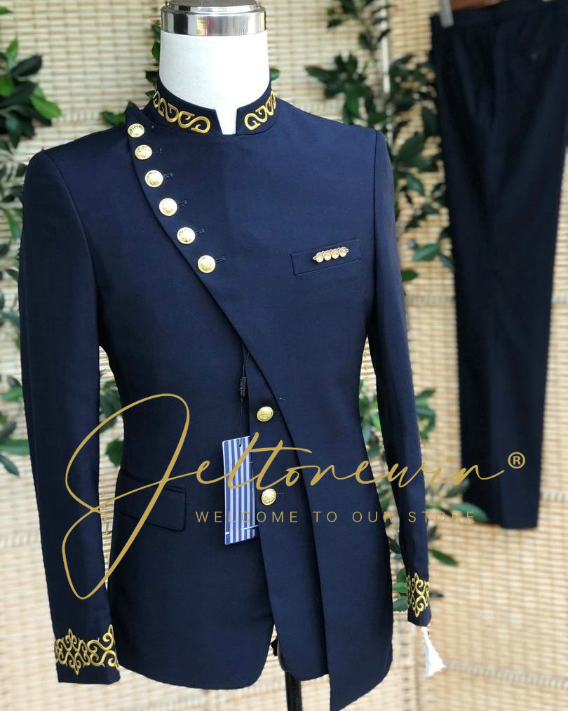 Men Formal Wear Blue - ชุดสูทสีน้ำเงินกรมท่าสำหรับผู้ชาย พร้อมงานปักสีทอง ปกเสื้อแบบไม่สมมาตร ทรงเข้ารูป สำหรับงานแต่งงาน งานเลี้ยง