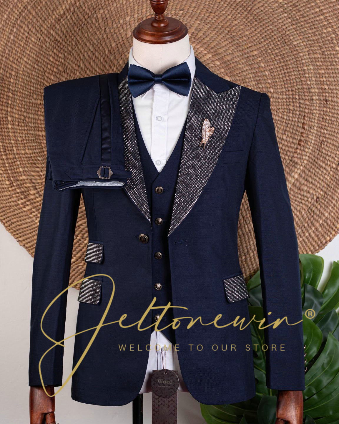 Men Formal Wear Blue - ชุดทักซิโด้สีน้ำเงินกรมท่าสำหรับผู้ชายแบบสามชิ้น แต่งขอบวิบวับ กระดุมแถวเดียว ทรงเข้ารูป สำหรับงานแต่งงาน งานเลี้ยง